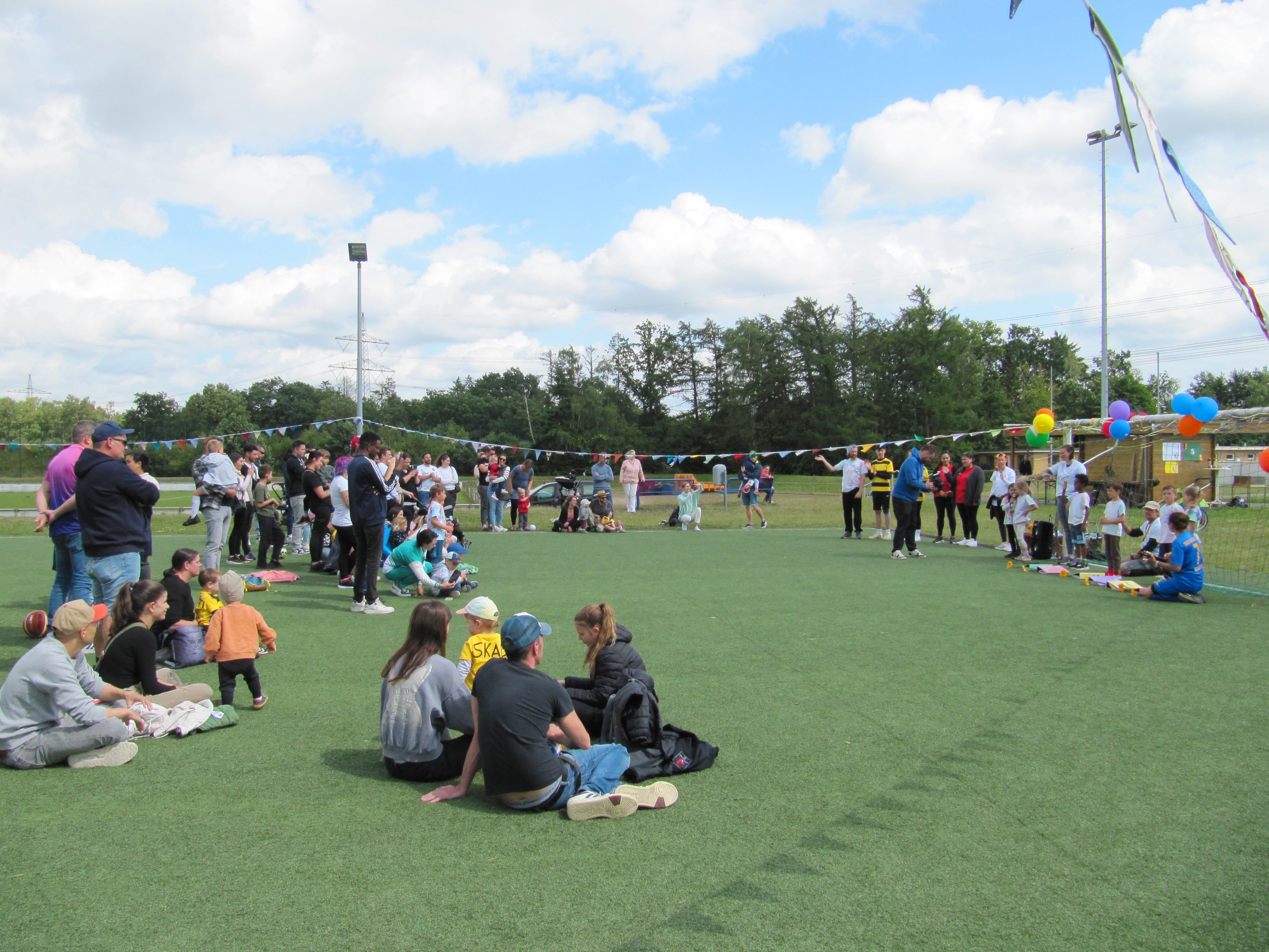 Kinder und Eltern auf dem Kunstrasen des Holstenstadions